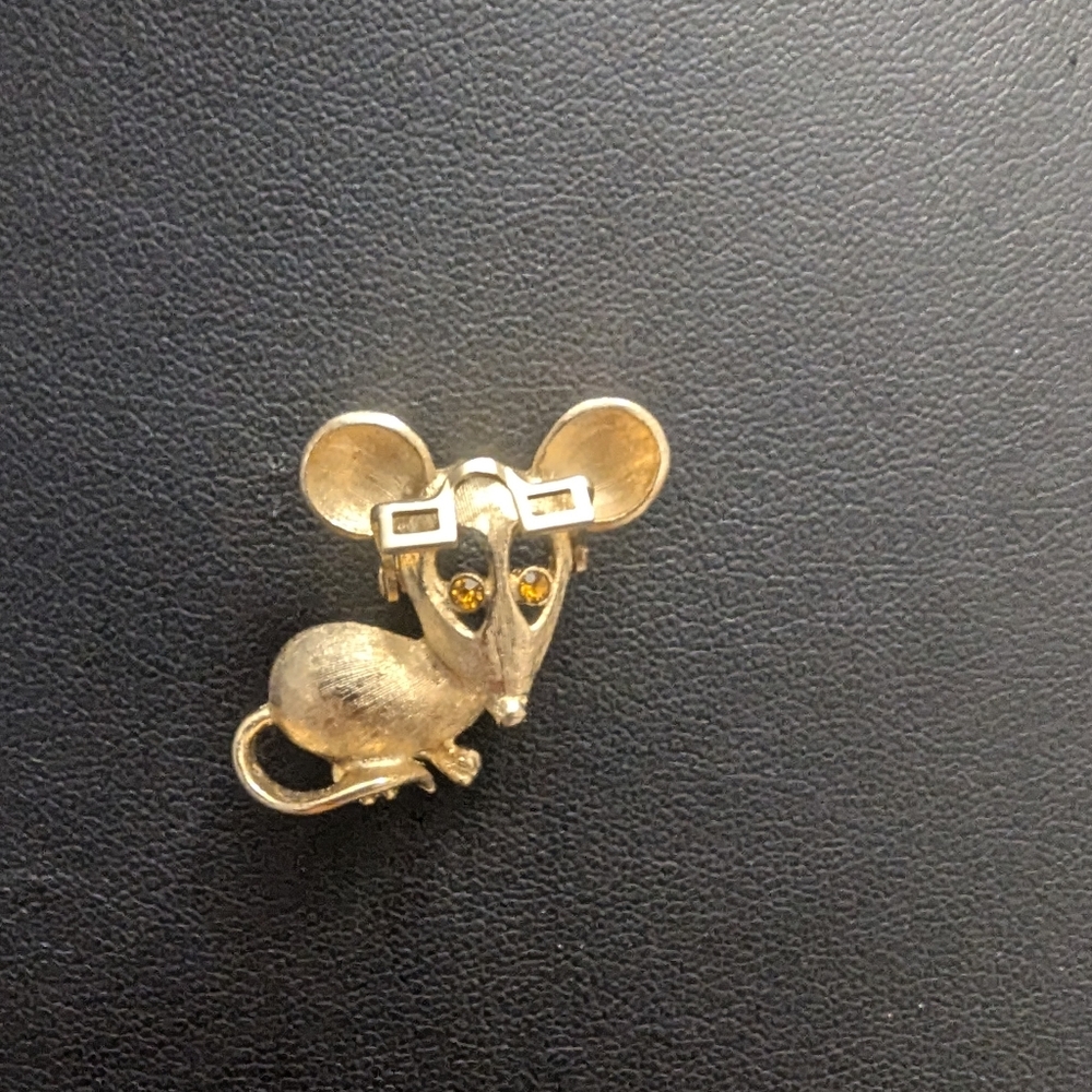 - Vintage Avon mouse with moveable glasses, brooch. brushed Gold colo…